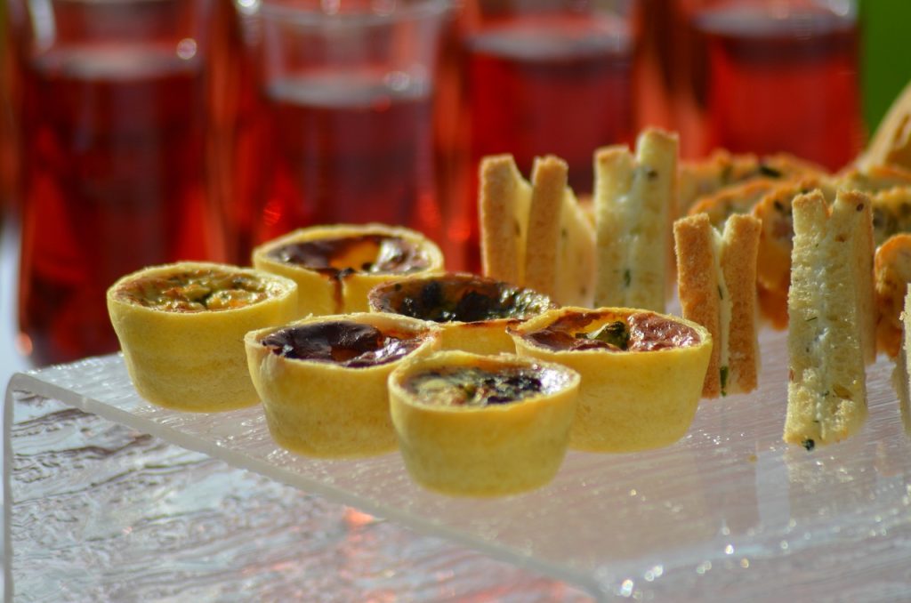 mini quiches, petit fours, aperitif-1566259.jpg